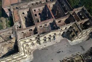 Vista aérea del histórico edificio después del fuego; Defensa Civil advirtió que las paredes también podrían derrumbarse