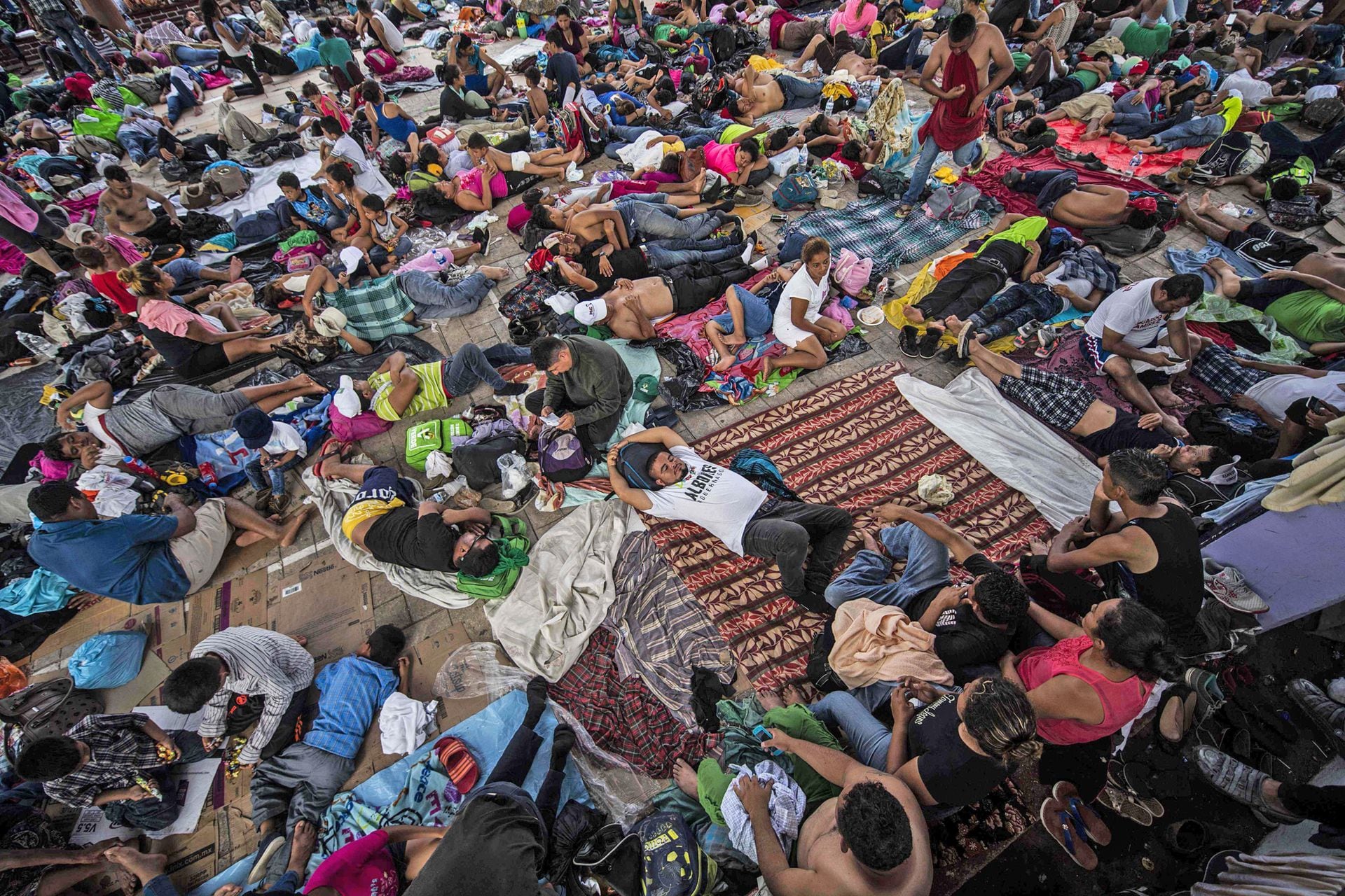 Miles de hondureños descansan en un campamento improvisado en Mapastepec, Chiapas