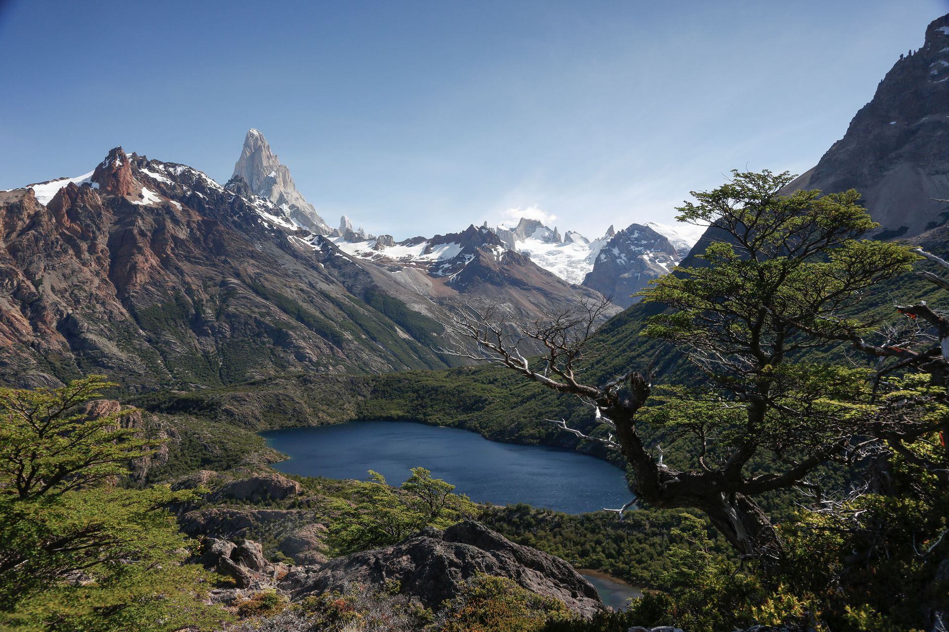 El Lago Desierto, el Parque Nacional Los Glaciares y los Campos de Hielo Sur se descubren de la mano de experimentados guías.