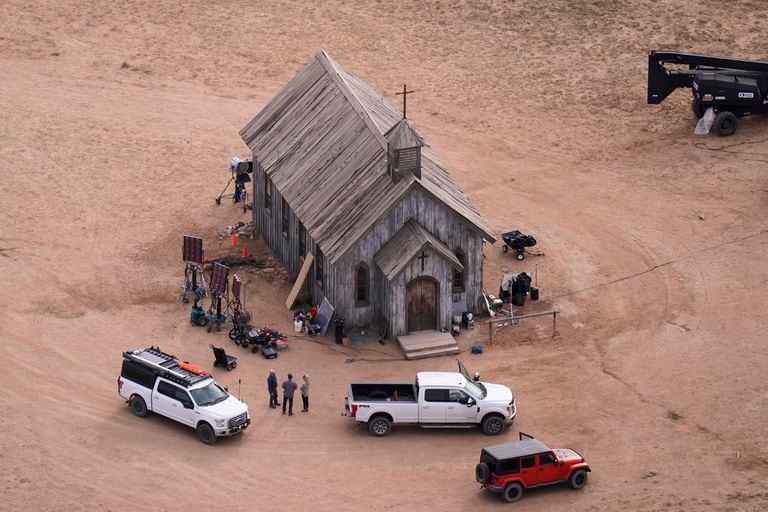 Una foto aérea del Rancho Bonanza Creek en Santa Fe, Nuevo México, donde el sábado 23 de octubre Alec Baldwin disparó una pistola de utilería y mató a la directora de fotografía de Rust e hirió al director. (Foto AP/Jae C. Hong)