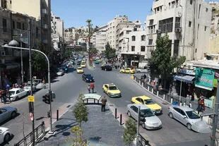 Una calle muy transitada en la capital de Jordania, Ammán, se muestra el 4 de abril de 2021, un día después de que varias figuras importantes fueran detenidas y un medio hermano del rey Abdullah II dijera que fue puesto bajo arresto domiciliario