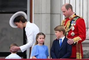Il principe Louis con sua madre, Kate;  accanto, George e Charlotte, e suo padre, William 