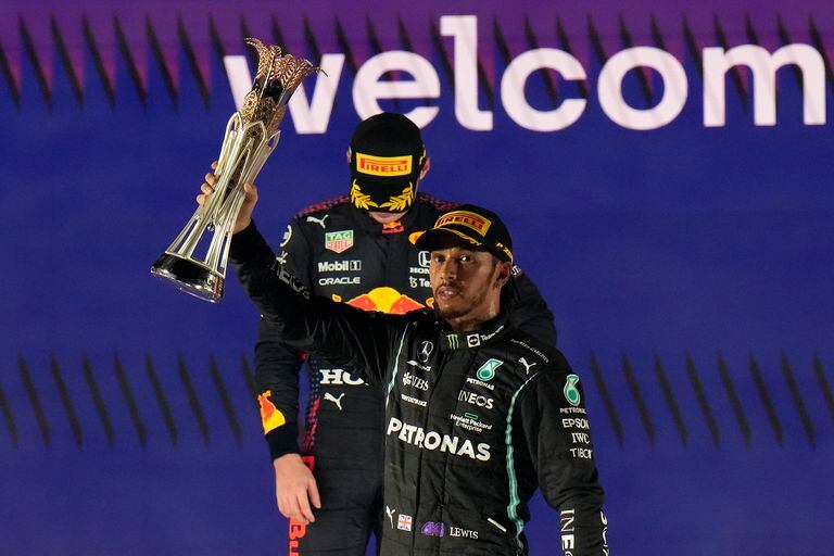 Lewis Hamilton festeja, mientras Verstappen se lamenta