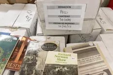 Casi mil libros del arquitecto César Pelli llegaron a la Argentina para ser donados a la Biblioteca Nacional