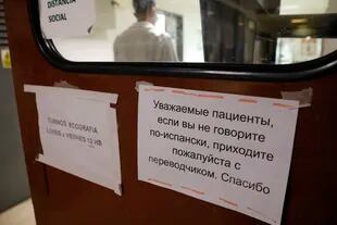 Carteles escritos en ruso en el cuarto piso del Hospital Fernández.