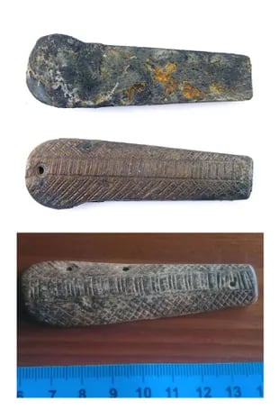 Arriba, los cabos que pertenecen al Museo Británico. Abajo, uno de los mangos que encontró Walter Puebla en Centinela del Mar y que donó al Museo de Miramar