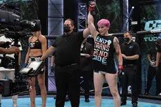 "Casi la asesinan": fue héroe de guerra, ahora es mujer trans y estranguló a su primera rival de MMA