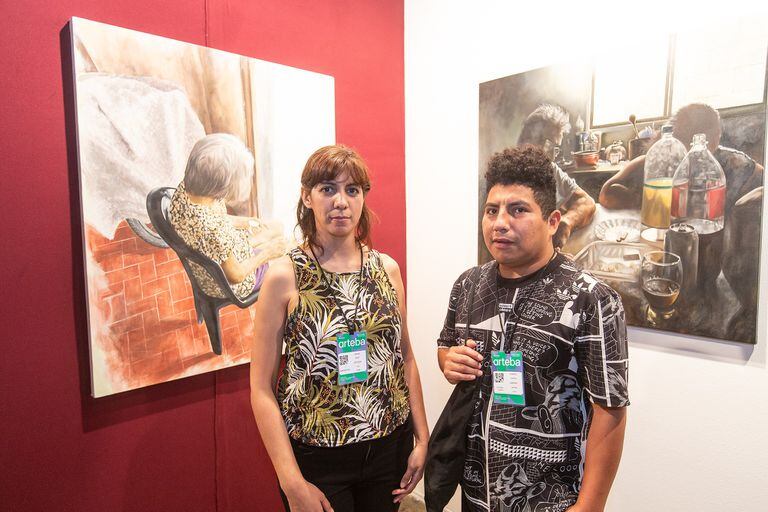 Sonia Ruiz con sus obras y Gabriel Chaile; ambos se cuentan entre los galeristas de NVS