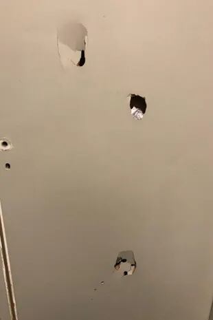 La puerta del vestuario visitante fue vandalizada