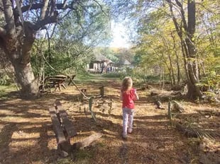 Gaia, de 4 años, se crio en la villa ecológica