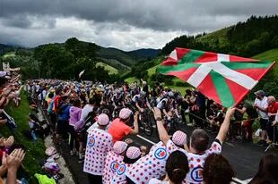 Los espectadores siguen la carrera con las banderas de la región vasca, durante la segunda etapa del Tour de France 