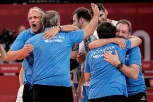 Marcelo Méndez, entrenador del seleccionado argentino de vóley, festeja con sus asistentes tras el triunfo en tie-break ante Italia por los cuartos de final de Tokio 2020.