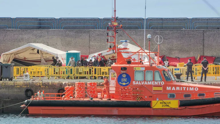 Un barco de salvamento de los guardacostas españoles recuperó a los cuerpos de los migrantes a la deriva