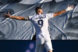 Los goles de Benzema le dieron un respiro a Real Madrid, que volvió al triunfo.