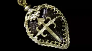 Una de las piezas más importantes de la exploración de Allen fue un pendiente de oro con la cruz de Santiago en el centro.