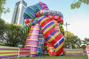 Marta Minujín vuelve al Lollapalooza con sus esculturas inflables