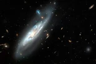 La galaxia fantasmal que capturó en imágenes el telescopio Hubble