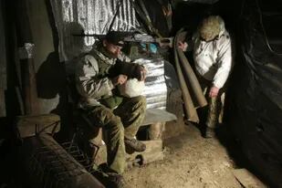 Militares de las Fuerzas Militares de Ucrania asisten a un refugio en primera línea con separatistas respaldados por Rusia cerca de Gorlivka, en la región de Donetsk