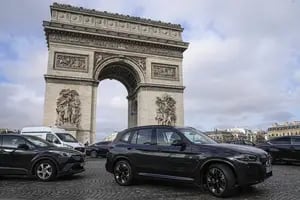 París ya prohibió los monopatines eléctricos y ahora les apunta a las camionetas