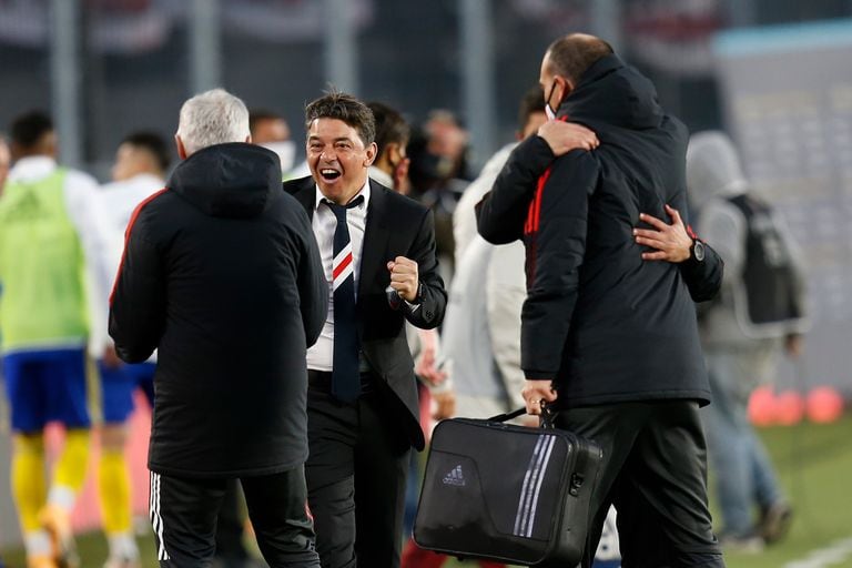 Gallardo, eufórico, celebra con su cuerpo técnico