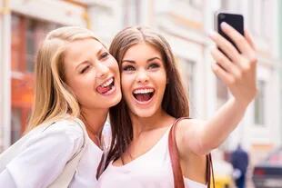 La cámara frontal del teléfono permite una selfie más espontánea, pero suele ser la cámara más limitada del celular
