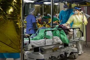 En Hong Kong los hospitales empezaron a saturarse por el avance de ómicron 