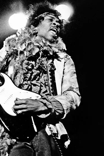 Jimi Hendrix Experience/Gira mundial/1967: El debut de Jimi Hendrix en 1967, Are You Experienced, estableció su genio. Hendrix era una obra maestra. Su dominio del espectáculo se remontaba a su época de acompañante de Little Richard; vestido con ropa radiante y psicodélica, golpeaba el cuello de la 