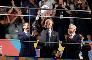 El presidente de Estados Unidos, Joe Biden, en la inauguración de las Macabeadas 2022, junto con el presidente y el primer ministro de Israel, Isaac Herzog y Yair Lapid, respectivamente