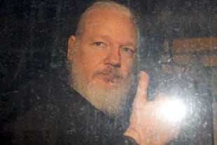 Así trasladaban a Julian Assange luego de su detención en la embajada de Ecuador, en Londres