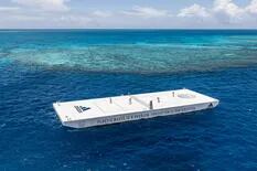 Crean una cancha de tenis que flota en los arrecifes de corales más grande del mundo