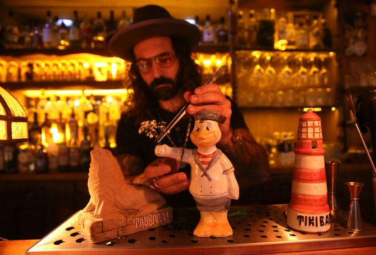 El bartender que crea cócteles de la cultura tiki con íconos de Mar del Plata