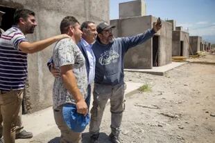 El gobernador Ricardo Quintela se mueve cómodo entre los vecinos
