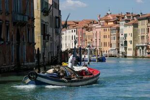 En los canales de Venecia se empezaron a ver embarcaciones en los canales