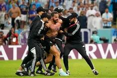 Un hincha ingresó a la cancha tras el gol de penal del capitán argentino y debieron interrumpir el partido
