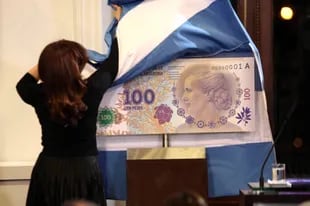En julio de 2012, Cristina Kirchner presentó el billete de 100 pesos con la imagen de Evita