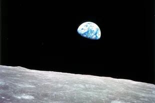 Apolo 8, la primera misión tripulada a nuestro satélite natural, entró en órbita lunar el 24 de diciembre de 1968, hace exactamente 50 años. Esa noche, los astronautas enviaron esta imagen icónica: la Tierra ascendiendo sobre el horizonte lunar. La NASA la llamó “Earthrise”.