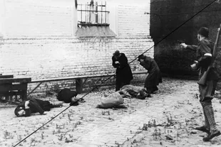 Un paramilitar letón asesina a judíos en una calle de Riga, en julio de 1941. La invasión nazi de las URSS representó el principio del asesinato masivo de los judíos europeos.