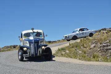 El GPAH puede ser una suerte de túnel del tiempo que reúne a una cupé Ford de 1941, como la de Darío Ferzolla y Juan Vizzuzo, y una FIAT 1500 de 1967, como la de Alberto Fernández y Héctor Colombo.