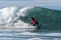 El colombiano que es campeón de surf adaptado y desafía la adversidad sobre las olas