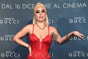Con un vestido de la firma Atelier Versace, la actriz y cantante estadounidense Lady Gaga hizo arder la alfombra roja el sábado en el estreno de la película House of Gucci en Milán