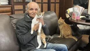 Yoichiro Matsushita con Kiki y Lara, los miembros felinos actuales de su familia