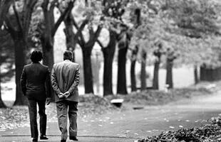 El presidente Raúl Alfonsín y el presidente electo Carlos Menem, caminando por la quinta de Olivos durante el período de transición presidencial, el 31 de mayo de 1989
