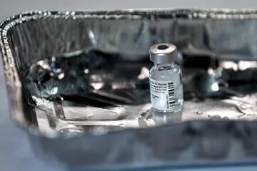 Un frasco de la vacuna Pfizer-BioNTech Covid-19 sobre una bandeja en el Hospital Louisa Jordan en Glasgow, Escocia