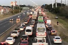 Transportistas protestaron por la falta de gasoil y bloquearon con camiones el paso en la autopista Bs.As.-La Plata