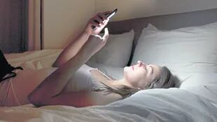 Las redes sociales son el principal motivo detrás del uso del celular a la hora de dormir