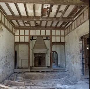 En la planta baja de la casa, cerca de una de las chimeneas de piedra tallada, se han robado las tablas de madera del piso