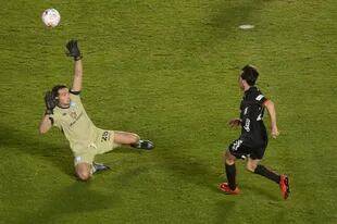 Cristian Bernardi pica la pelota ante Chila Gómez, fue el 2-0 de Colón ante Racing