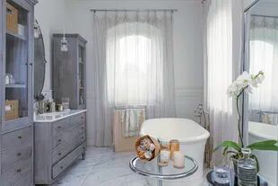 Después de atravesar el vestidor se encuentra el baño de la dueña de casa. Pisos de mármol ‘White Moon’. Bañadera exenta ‘Celine’ (Devon & Devon). Grifería (Robinet). Espejo (Bielfer).