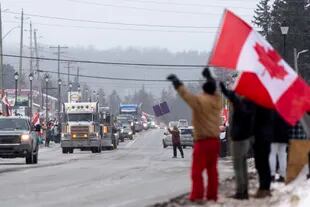 Manifestantes y partidarios protestan contra un mandato de vacunación contra el COVID-19 en Thunder Bay, Canadá, el miércoles 26 de enero de 2022.  (David Jackson/The Canadian Press vía AP)
