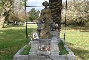 Monumento dedicado a Paquita Bernardo, al pie de su tumba